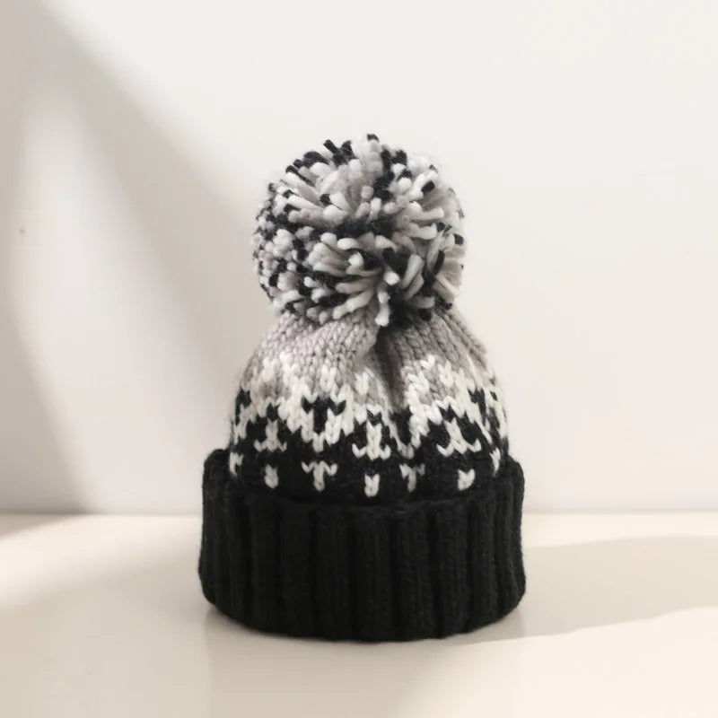 TAMARA™– Cozy Snowflake Pom Beanie